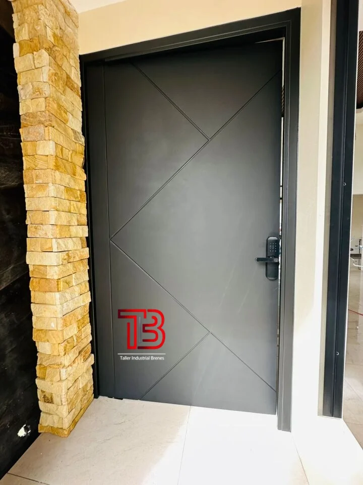 Puerta Metálica de Diseño Geométrico con Patrón de Triángulos