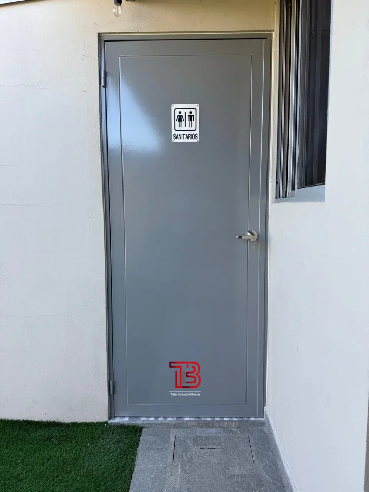 Puerta Metálica Industrial Gris para Sanitarios o Bodegas
