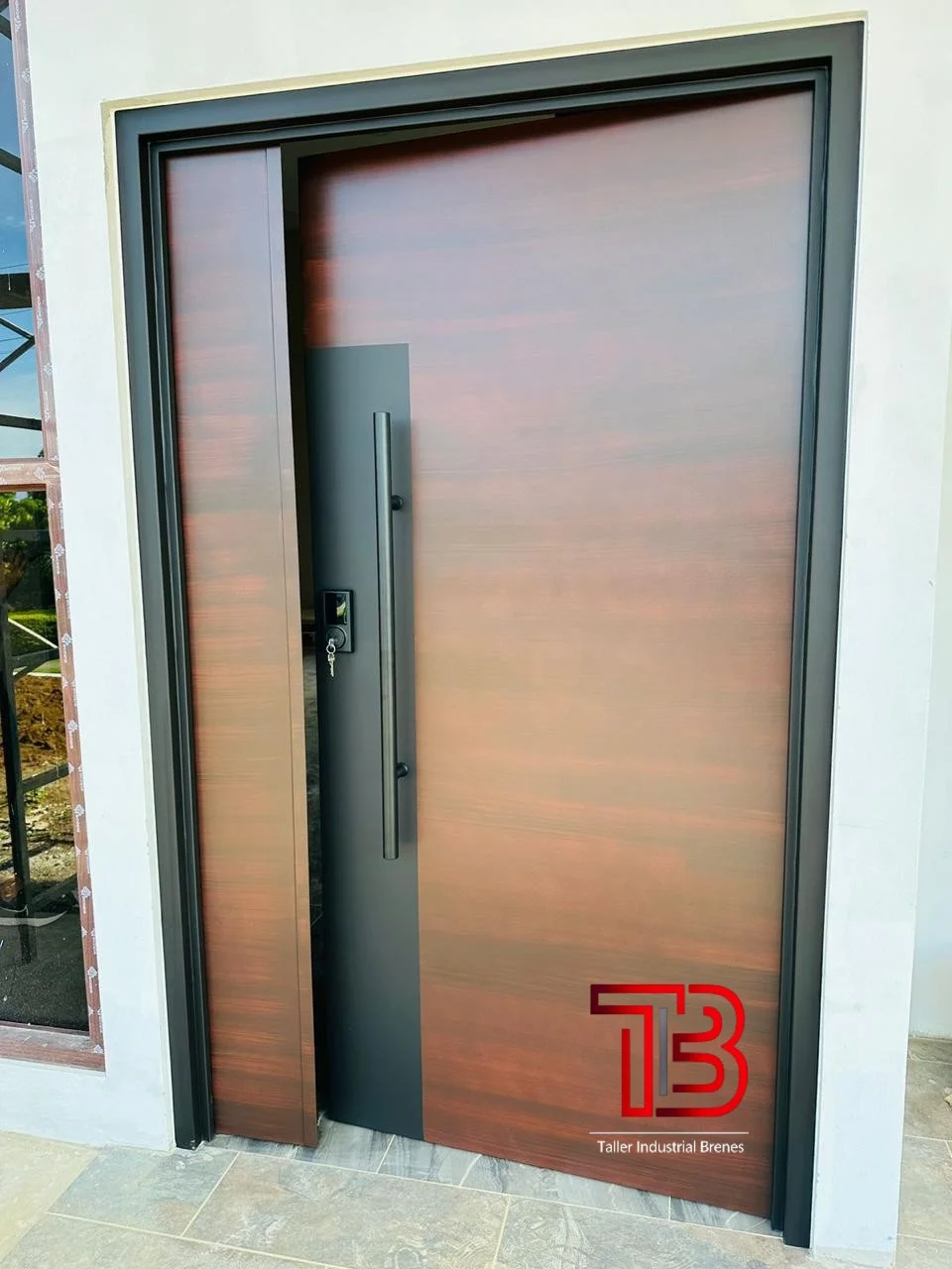 Puerta Pivotante Imitación Madera con Franja Negra y Manija Larga