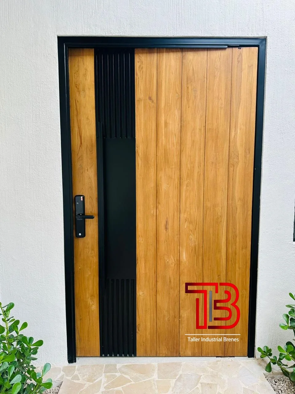 Puerta Principal Pivotante Moderna: Fusión de Madera y Metal Negro - Vista 2