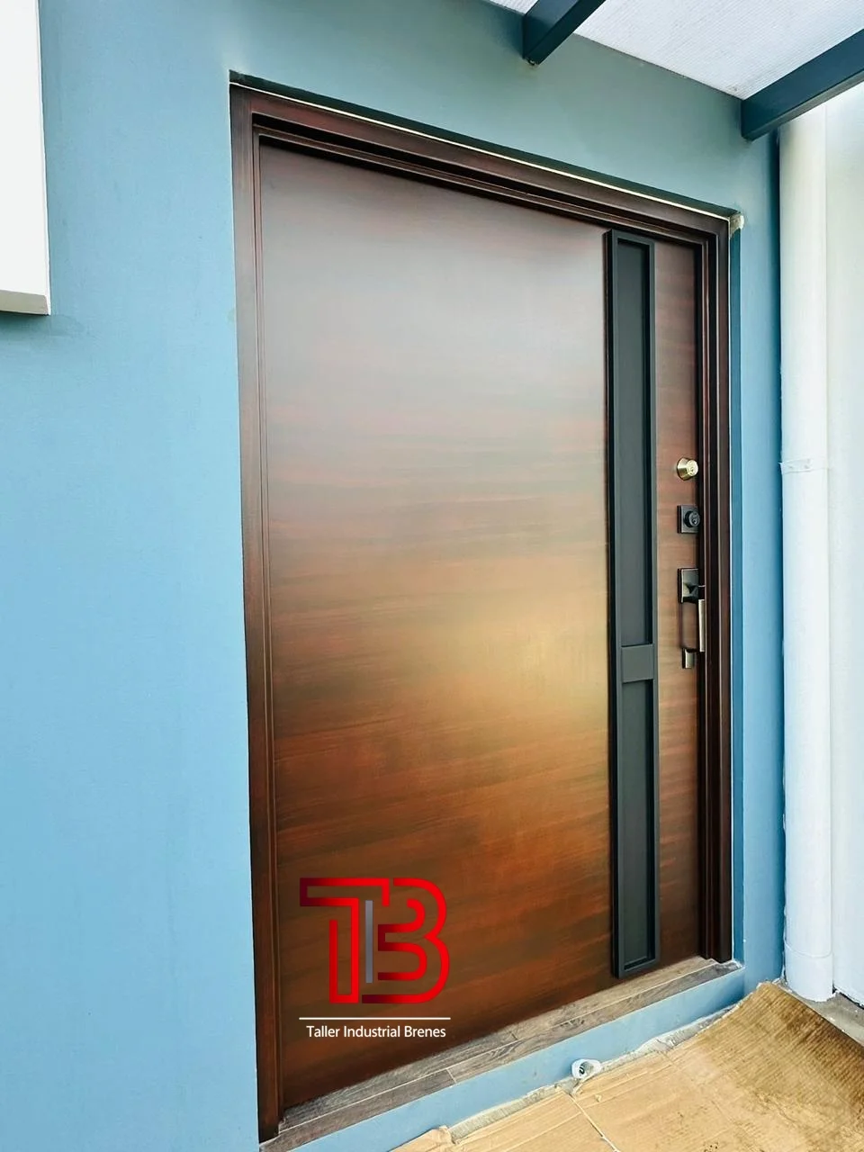 Puerta Principal Metálica Imitación Madera con Detalle Vertical Negro