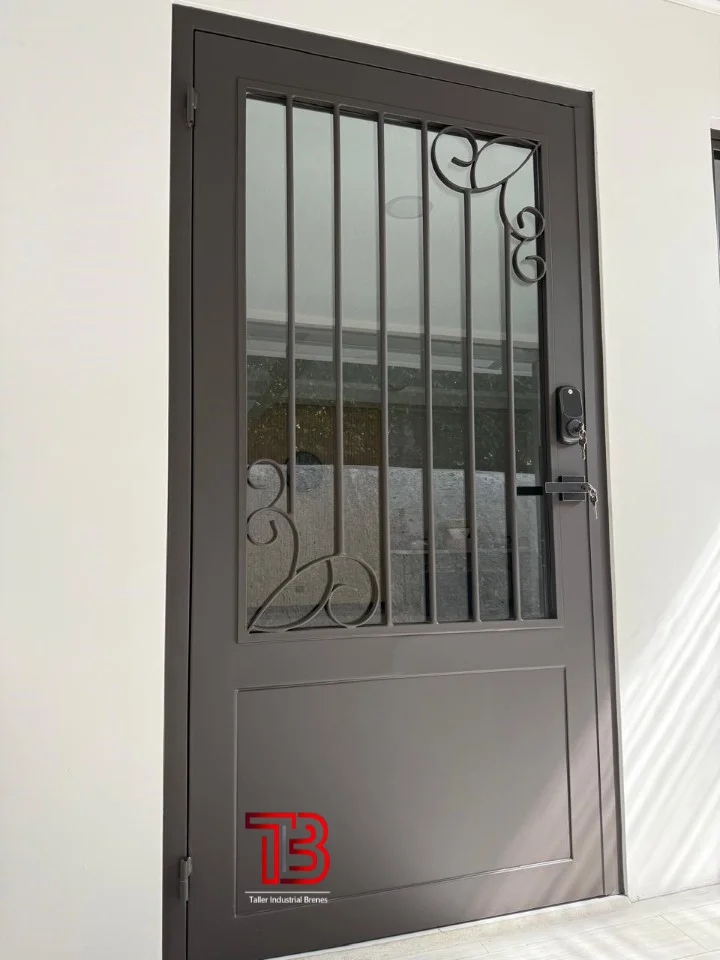Puerta de Seguridad en Metal y Vidrio con Detalles en Forja y Cerradura Inteligente