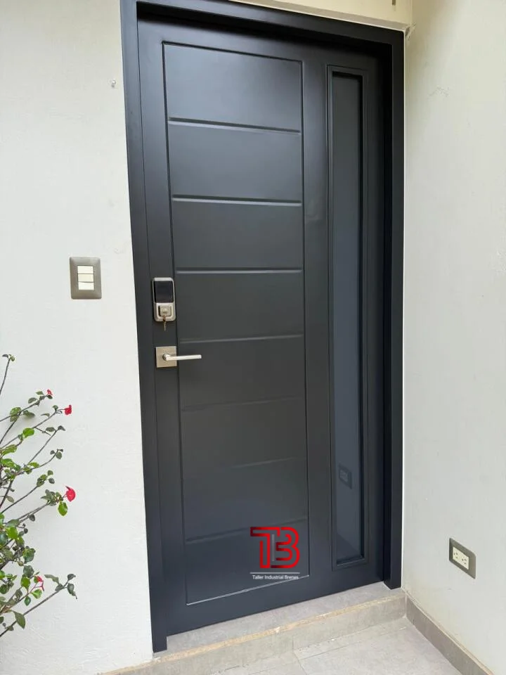 Puerta de Seguridad Moderna con Panel Lateral Vidriado y Cerradura Digital