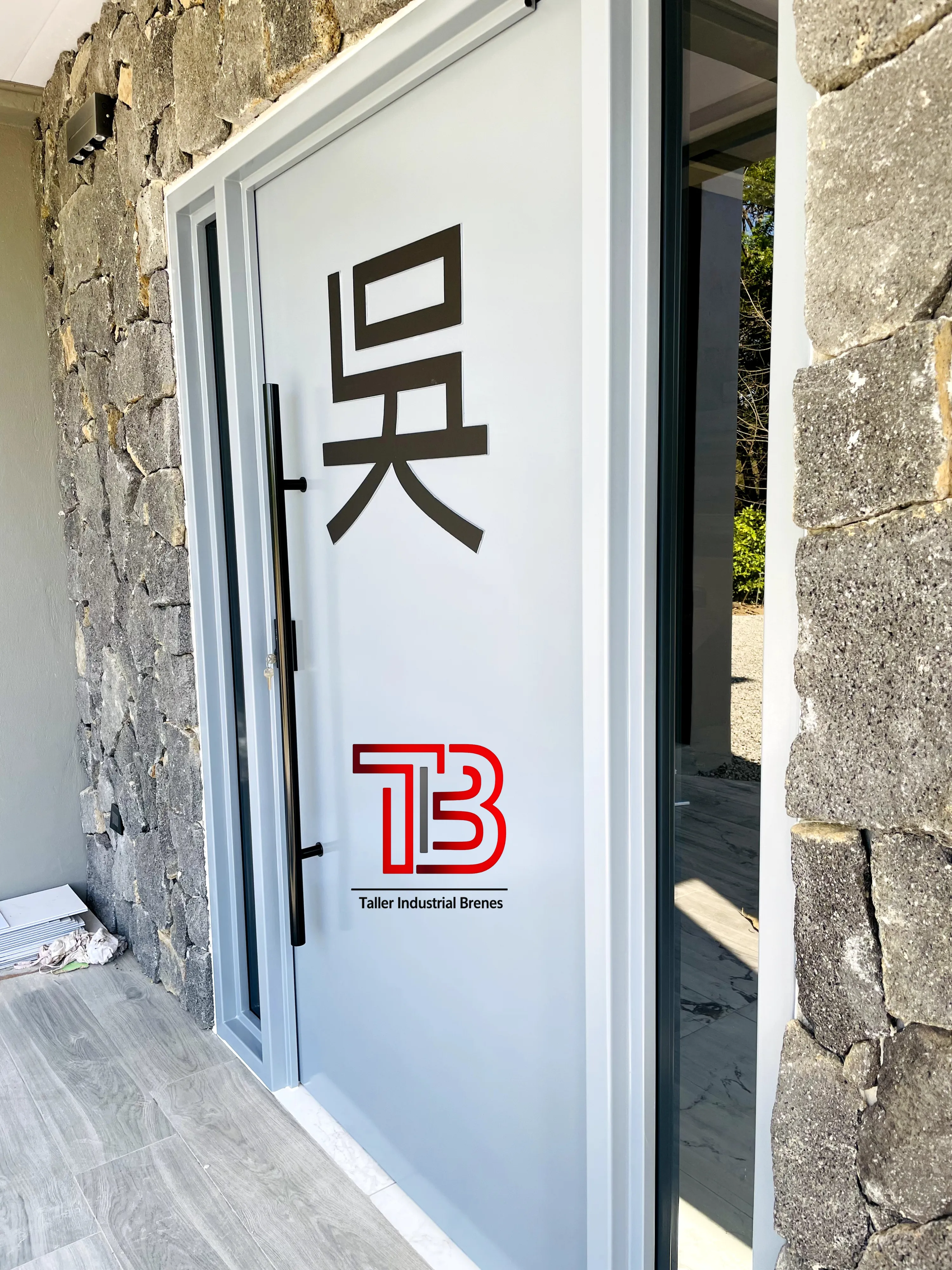 Puerta Principal Pivotante Gris con Logotipo Personalizado y Paneles Laterales - Vista 1