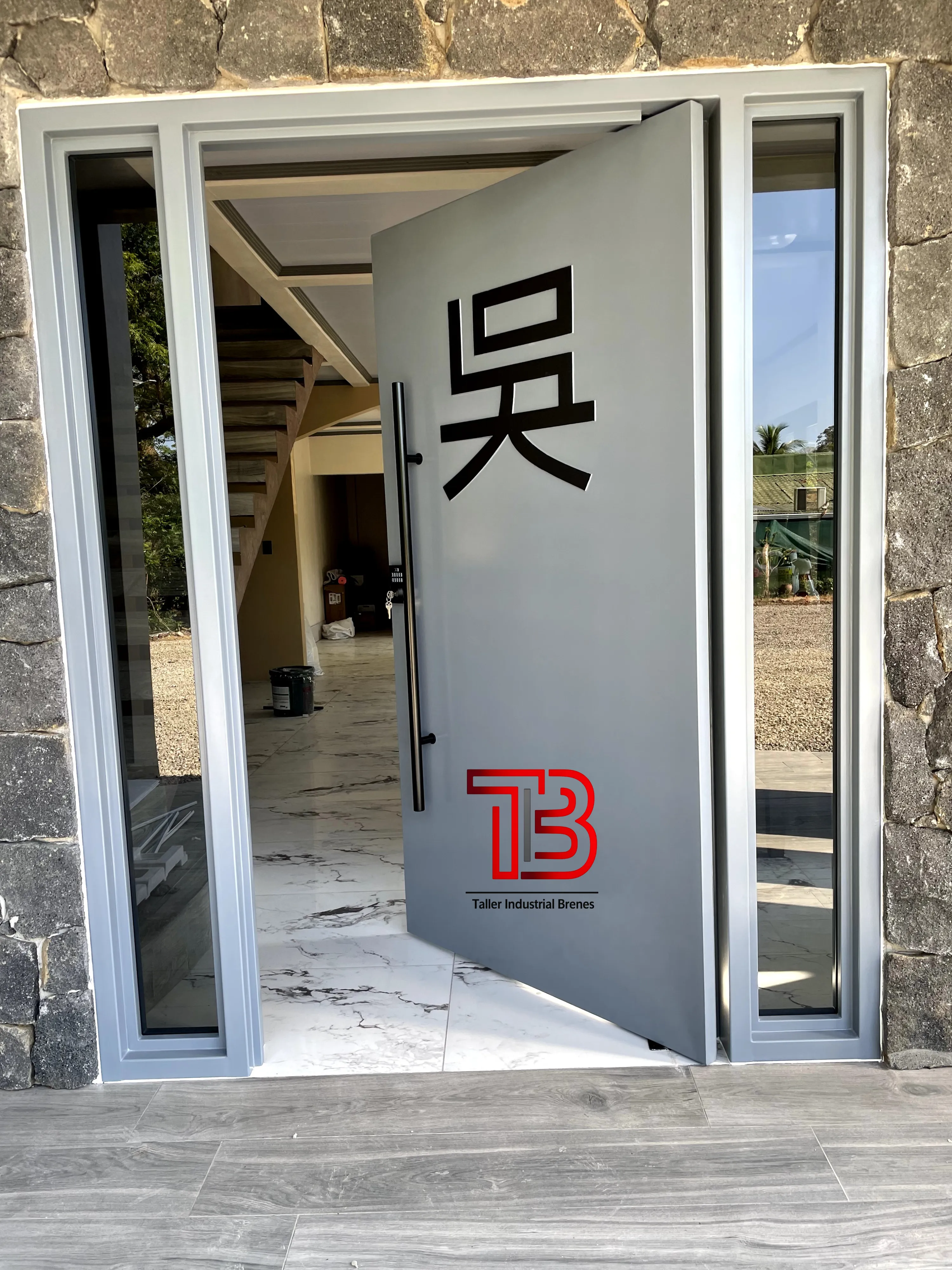 Puerta Principal Pivotante Gris con Logotipo Personalizado y Paneles Laterales - Vista 2