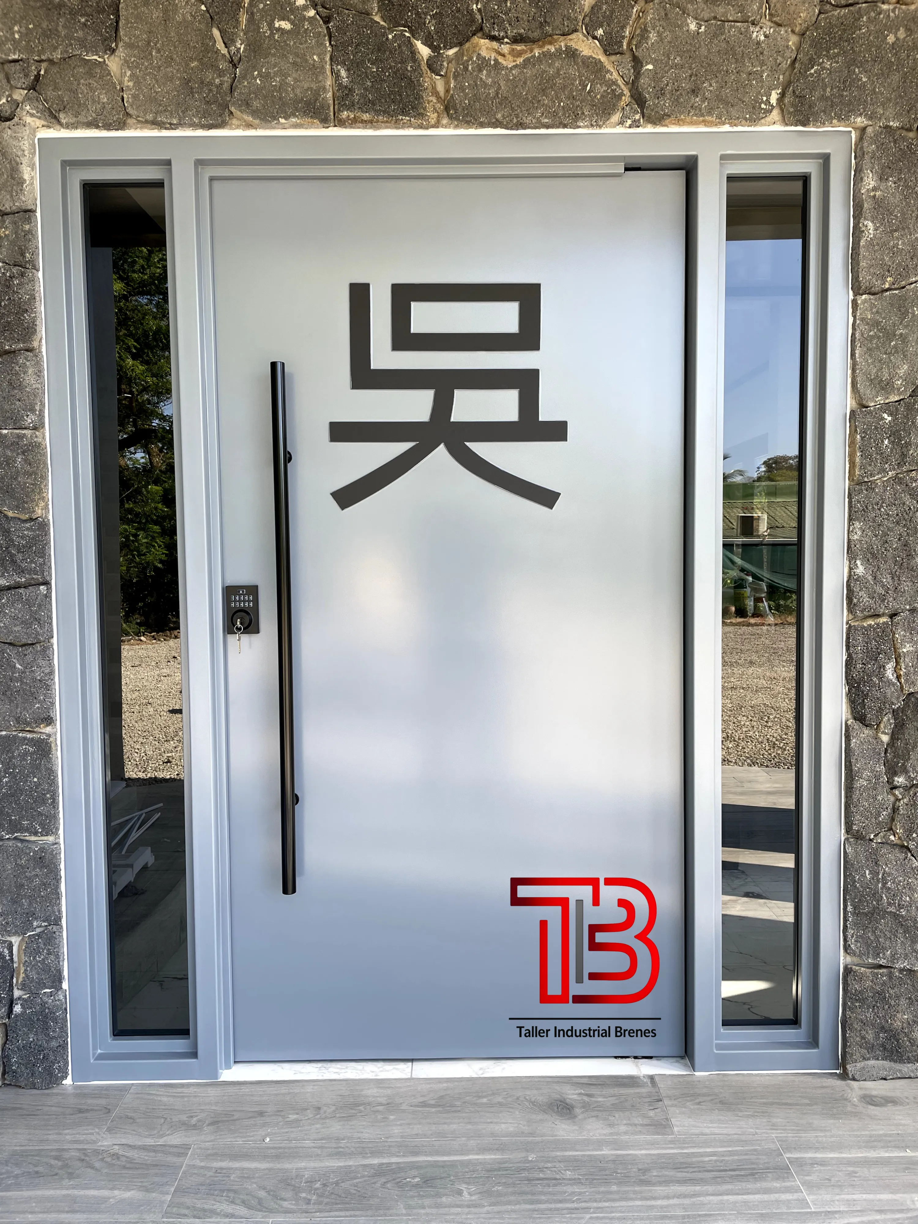 Puerta Principal Pivotante Gris con Logotipo Personalizado y Paneles Laterales - Vista 3