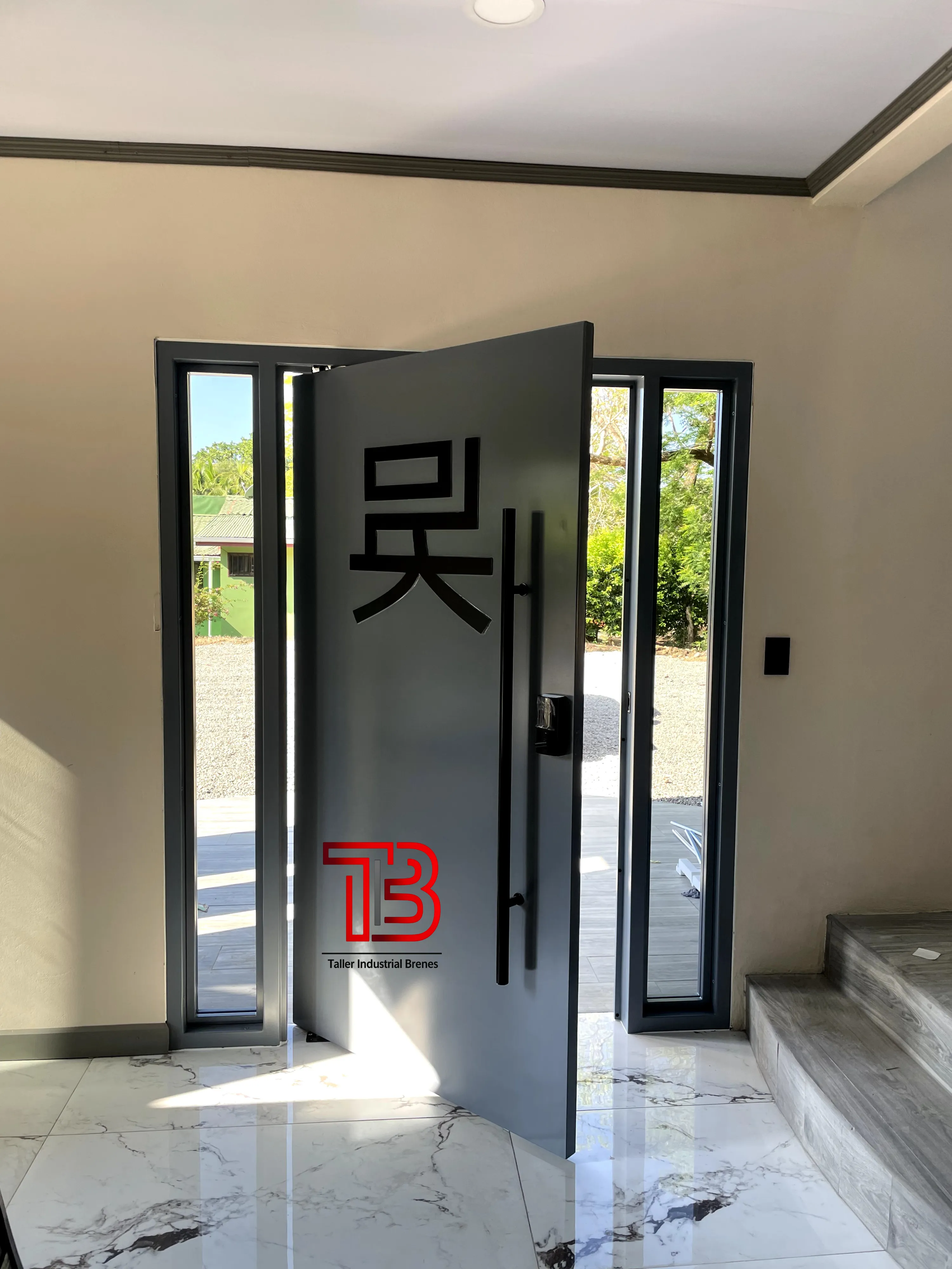 Puerta Principal Pivotante Gris con Logotipo Personalizado y Paneles Laterales - Vista 4