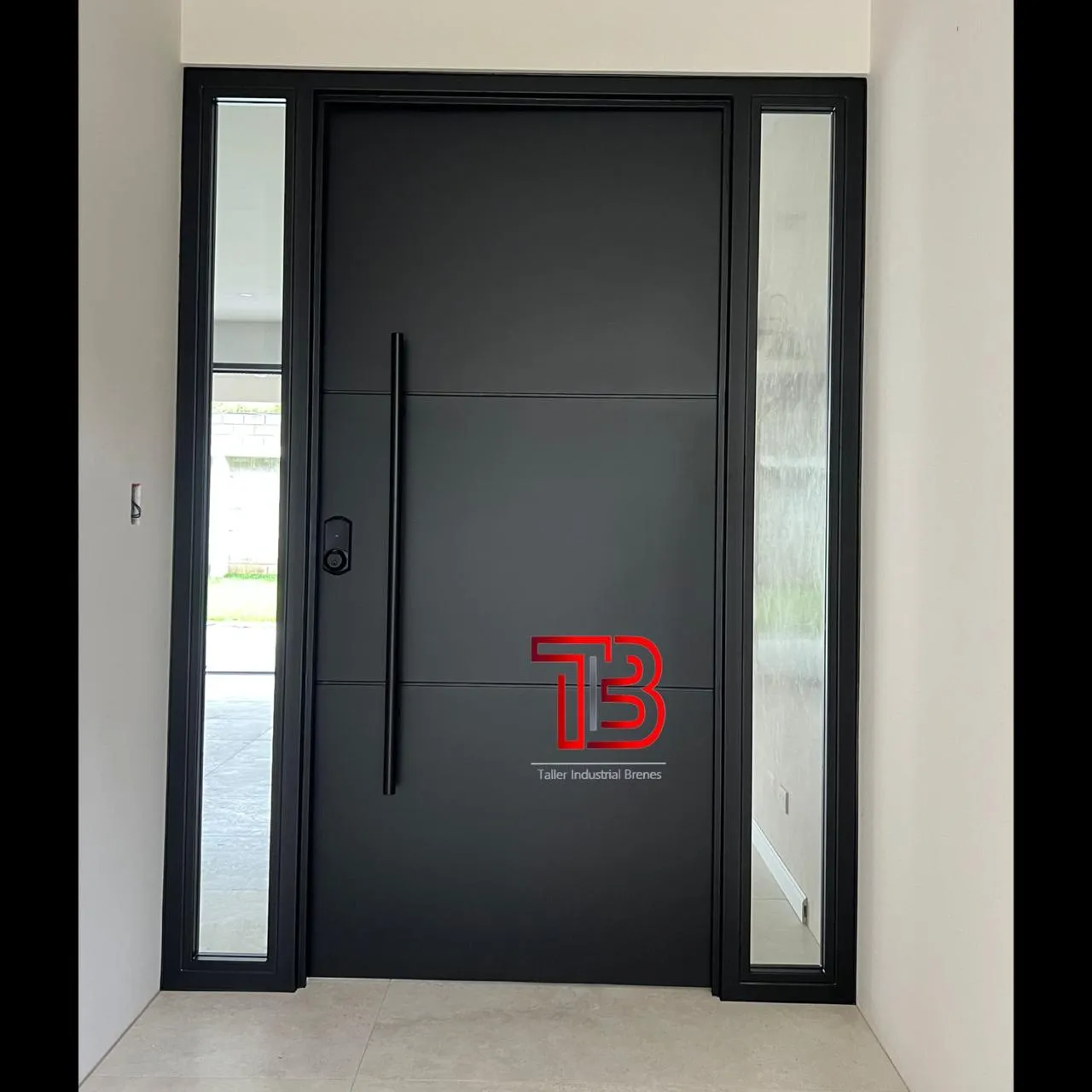 Puerta Negra con Marco Doble Fijo de Vidrio