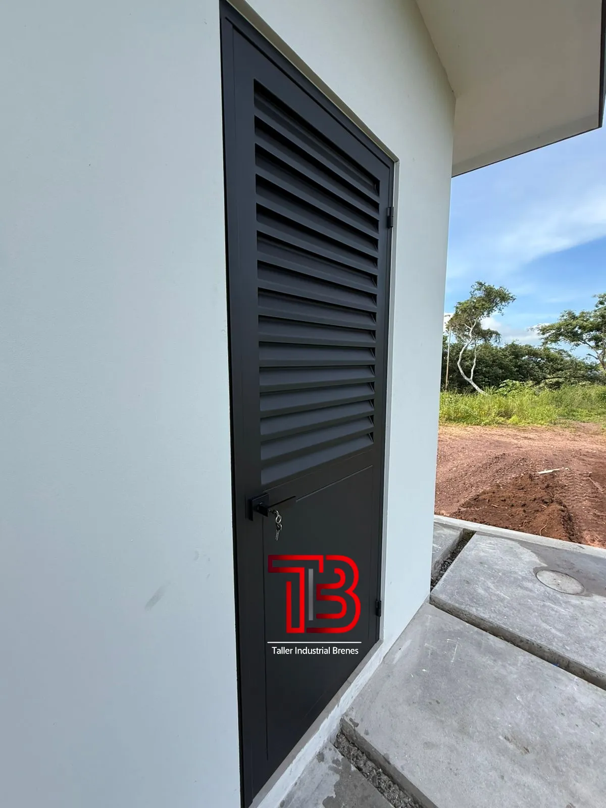 Puerta Metálica Negra de Exterior con Ventilación Tipo Persiana para Bodegas - Vista 1