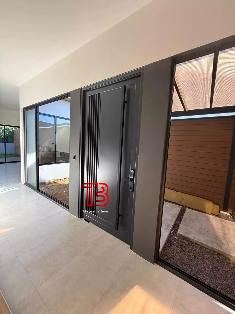 Puerta Metálica con Diseño Vertical Acanalado