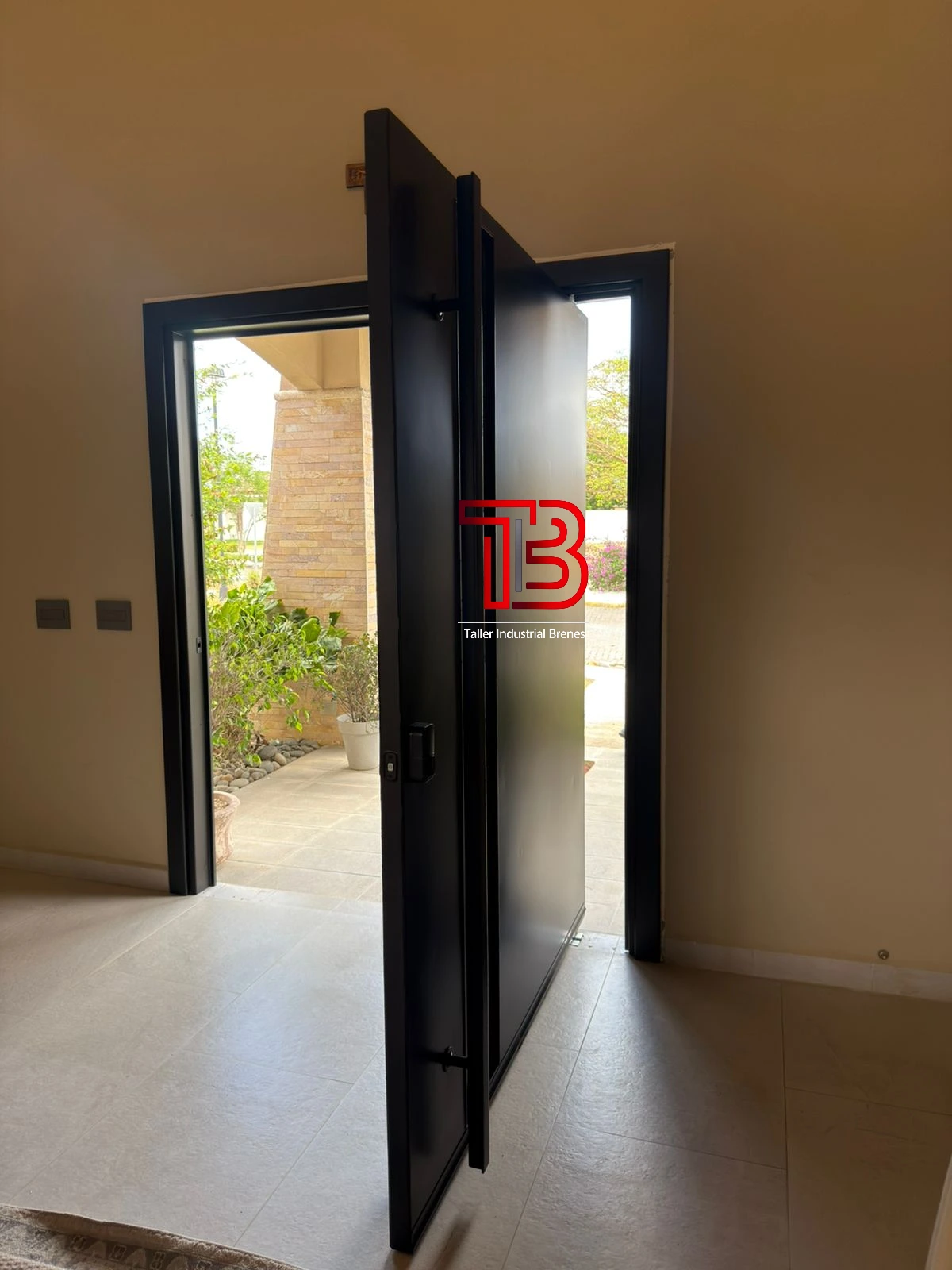 Puerta Metálica Principal en Negro Mate - Vista 4
