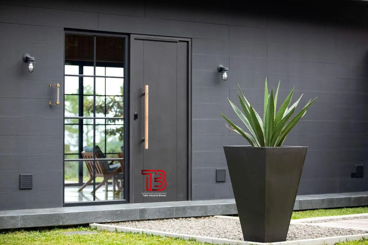 Puerta Gris con Manija de Madera